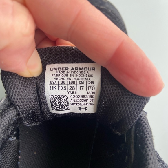 Under Armour Size 11 kids - Picture 5 of 5